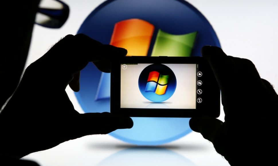 Žmogus telefonu fotografuoja „Windows“ logotipą