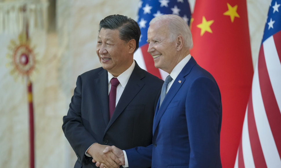 Kinijos vadovas Xi Jinpingas ir JAV prezidentas Joe Bidenas