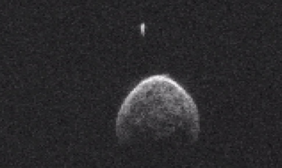 Pro Žemę naktį į antradienį praskriejęs asteroidas ir jo palydovas