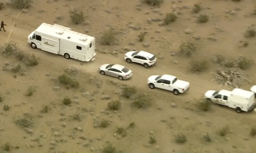 Teisėsaugos pareigūnų automobiliai nusikaltimo vietoje Mohavių dykumoje Kalifornijoje