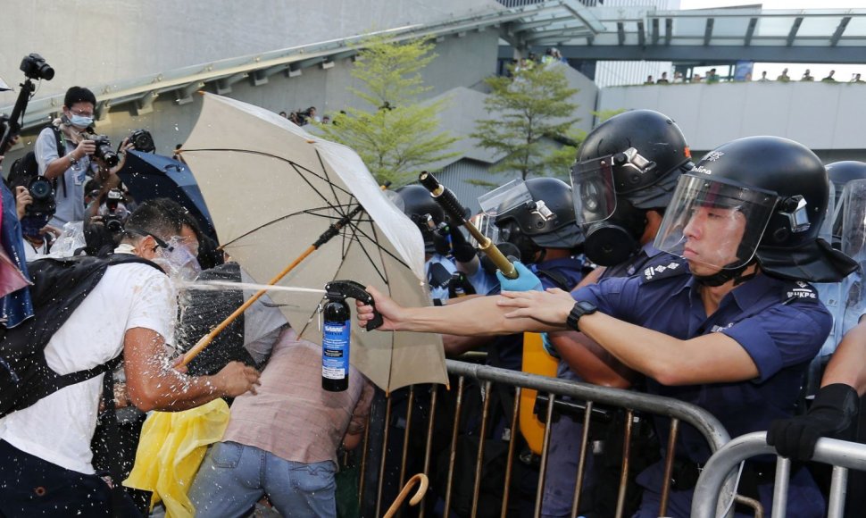 Honkonge protestuotojai buvo vaikomi panaudojus ašarines dujas.