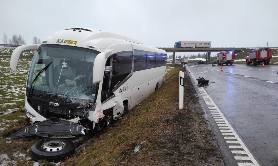 Kėdaini rajone į avariją pakliuvo keleivinis autobusas, žuvo žmogus