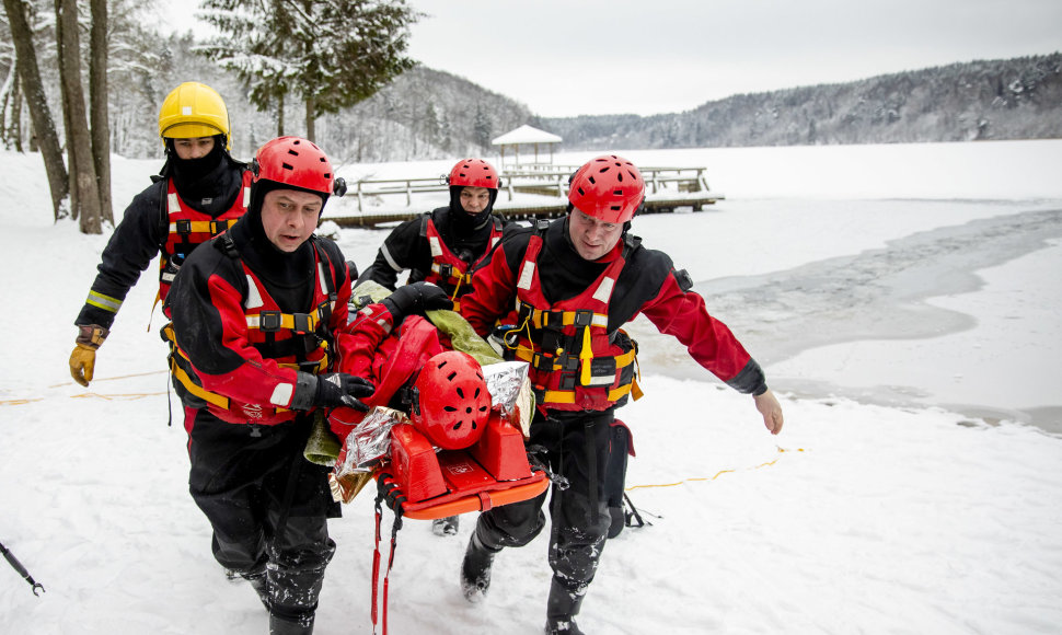 Ugniagesiai gelbėtojai pademonstravo, kaip saugiai elgtis ant ledo ir išsigelbėti įlūžus