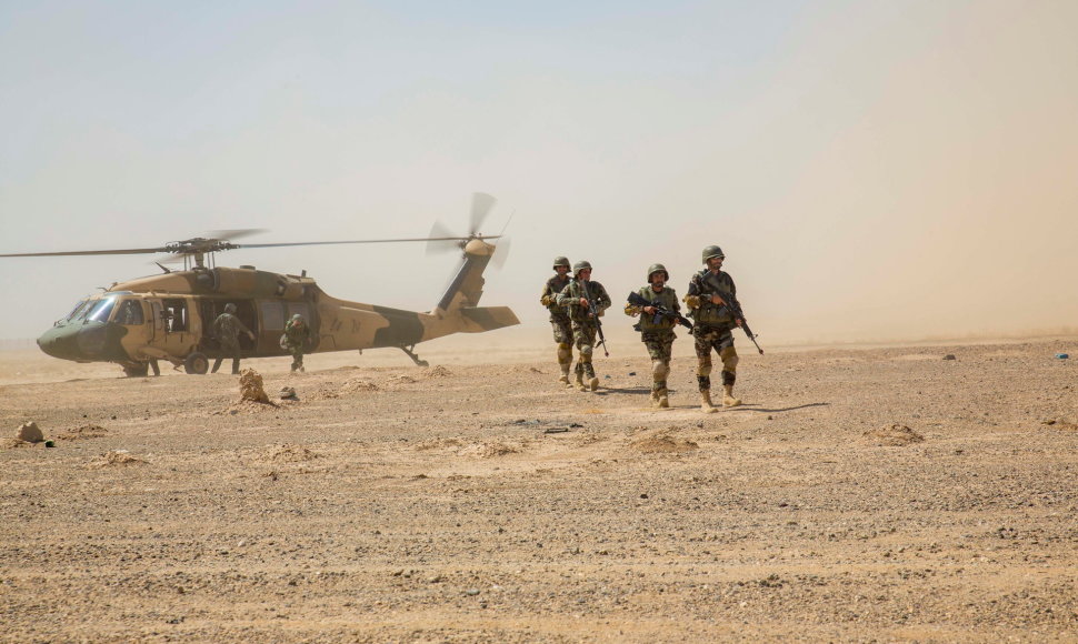 Afganistano kariuomenės sraigtasparniai „UH-60 Black Hawk“ atiteko talibams.