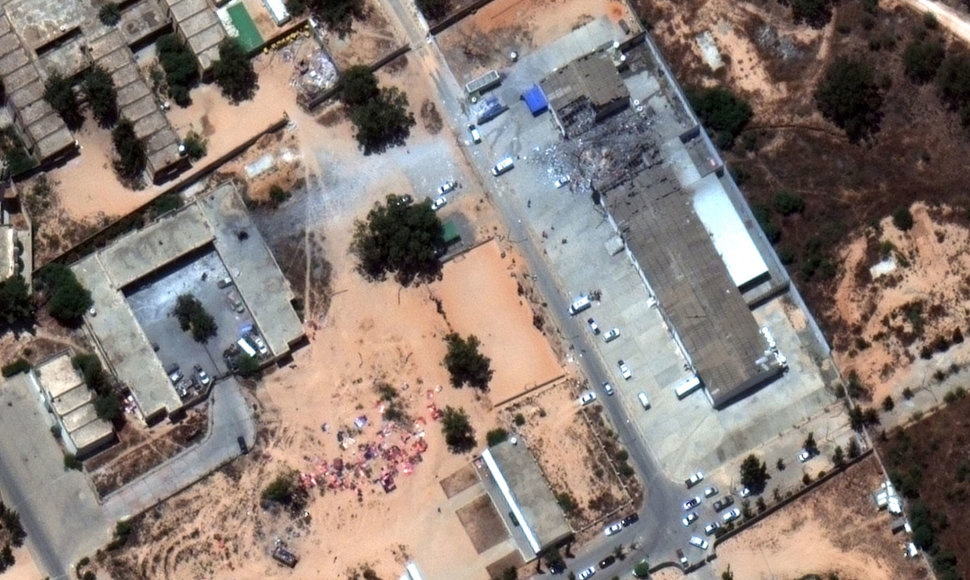 Migrantų centras Libijoje po aviacijos smūgio