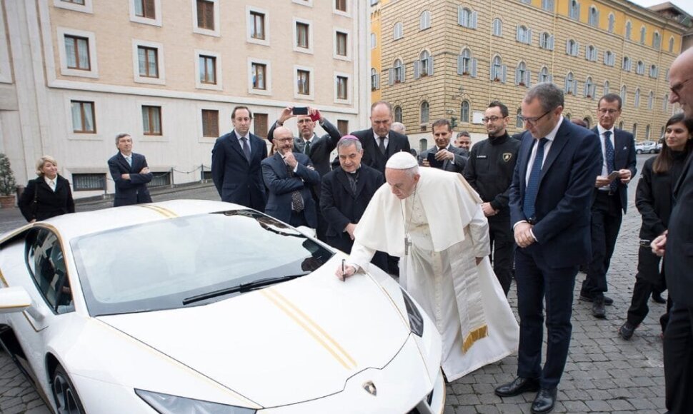 Popiežiaus Pranci&scaron;kaus &bdquo;Lamborghini&ldquo; buvo parduotas labdaros tikslais