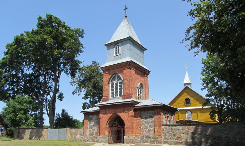 Dieveniškių miestelio varpinė ir bažnyčia