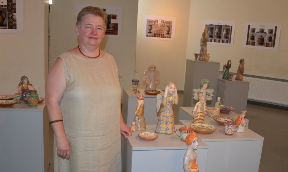 Merkinėje atidaryta menininkės Rūtos Indrašiūtės keramikos paroda „Molio sakmės Merkinėje“