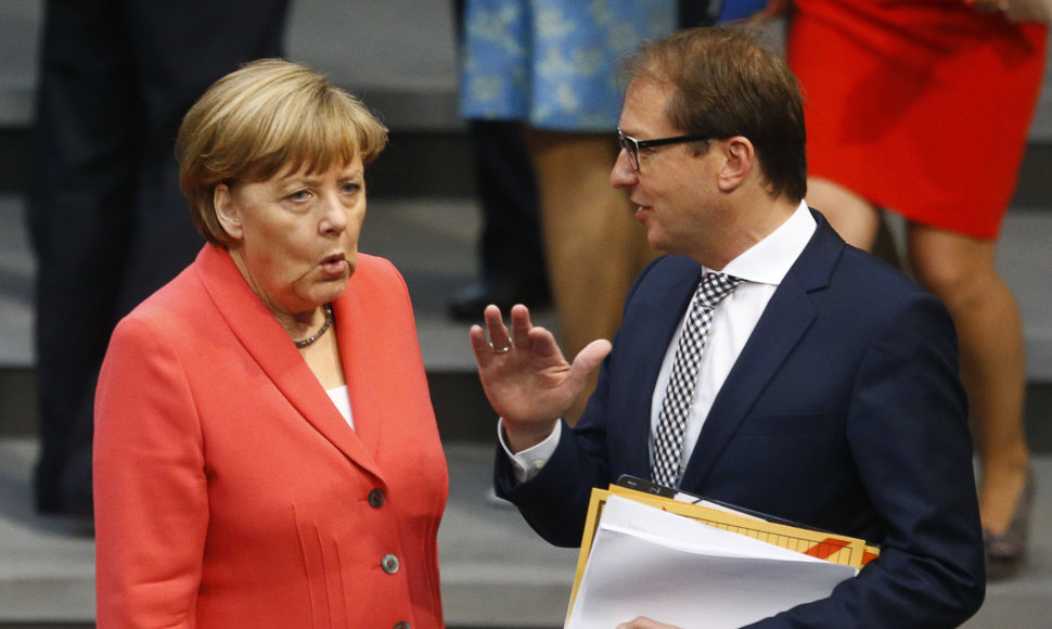 Angela Merkel prieš kalbą Bundestage