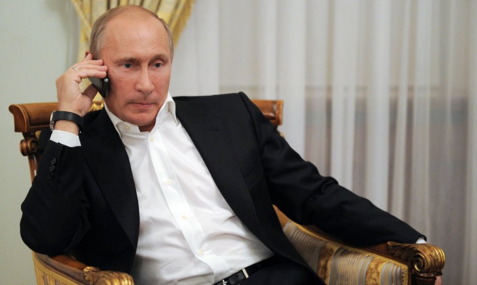 Vladimiras Putinas kalba telefonu