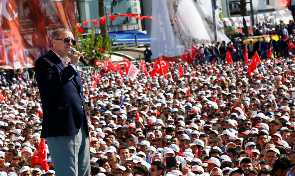 R.T.Erdoganas ragina savo rėmėjus balsuoti už konstitucines pataisas