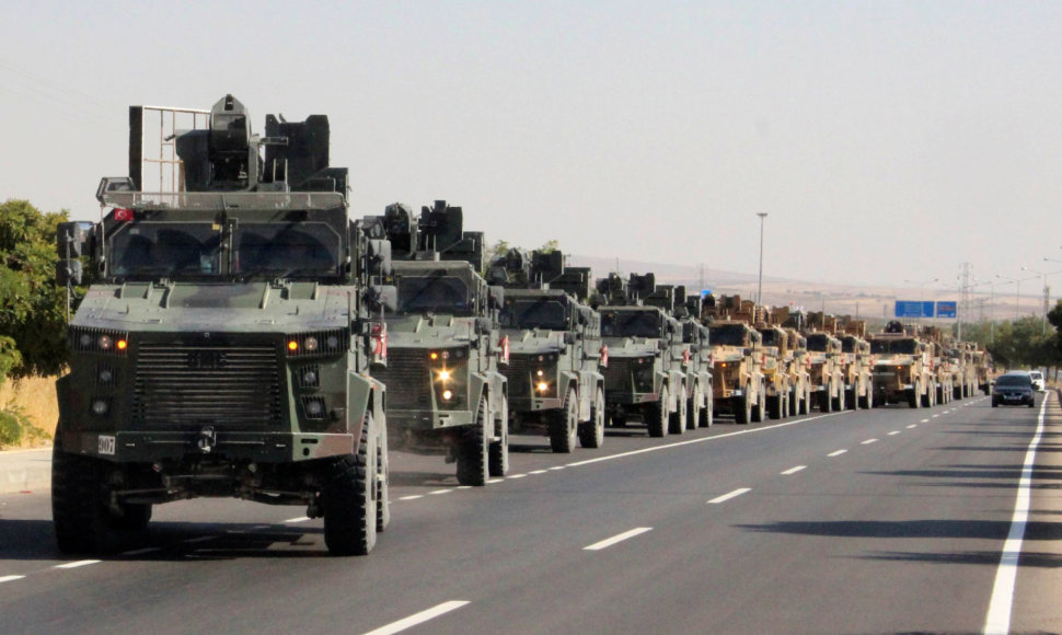 Turkijos pajėgos pradėjo karinę operaciją kurdų kontroliuojamoje Sirijos šiaurėje
