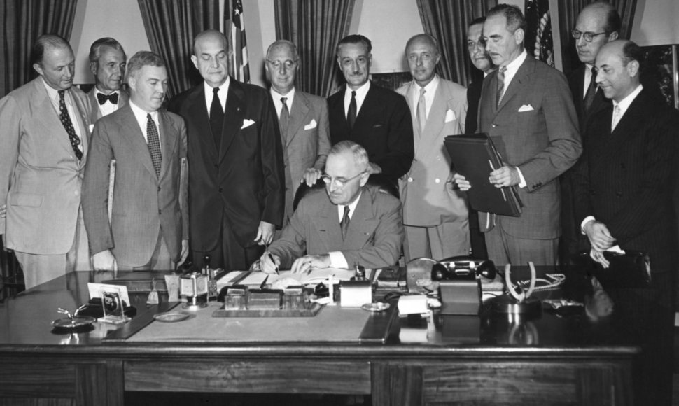 JAV prezidentas H.Trumanas pasirašo Šiaurės Atlanto sutartį 1949 metais