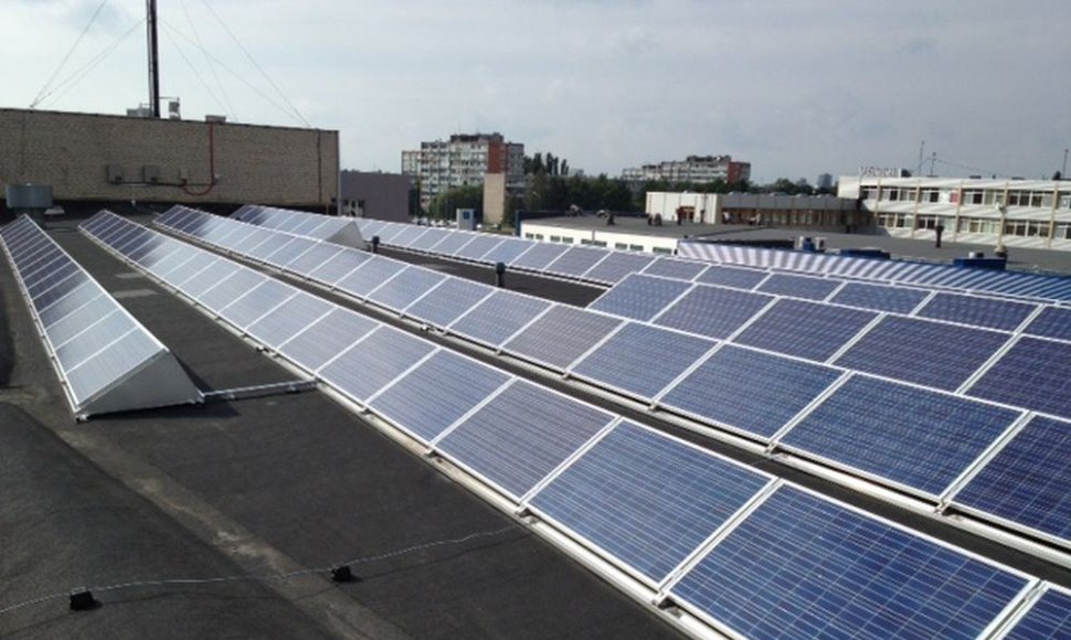 Ant Klaipėdos stogų jau montuojamos saulės baterijos.