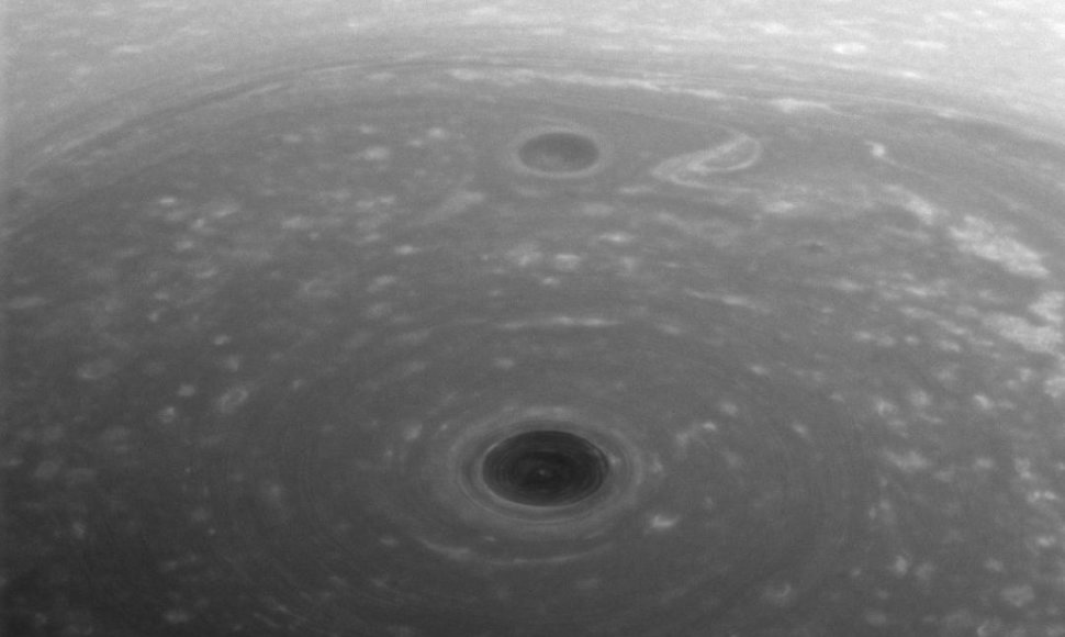 „Cassini“ atsiųsta Saturno ašigalio nuotrauka