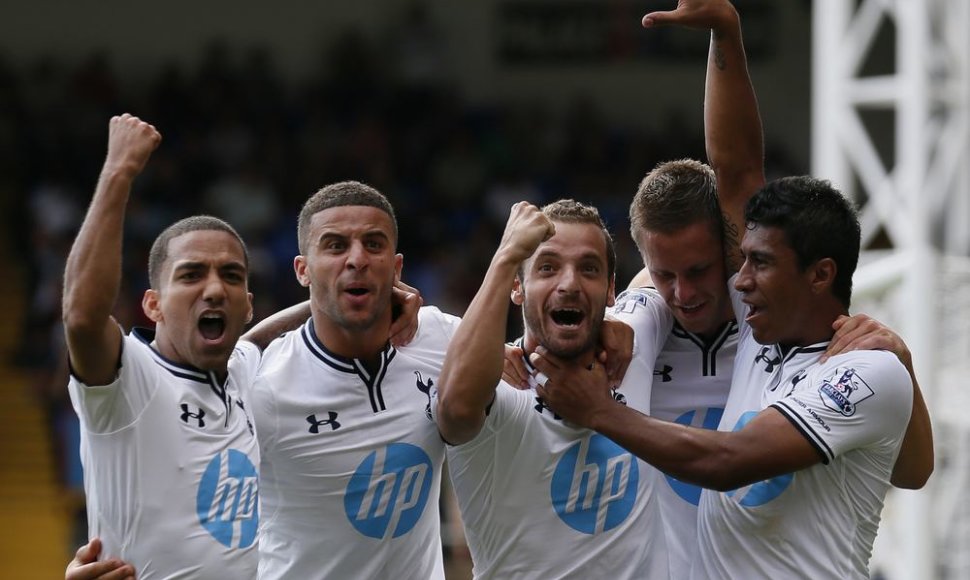 "Tottenham" futbolininkai džiaugiasi įvarčiu (iš kairės): Aaronas Lennonas, Kyle'as Walkeris, Roberto Soldado, Gilfy Sigurdssonas ir Paulinho.