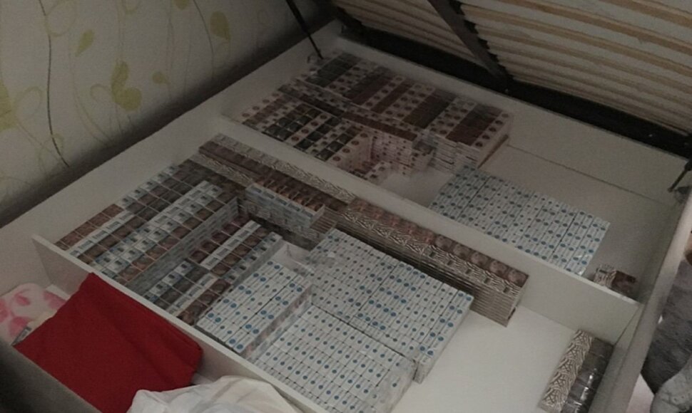 Kretingi&scaron;kė kontrabandines cigaretes slėpė ir lovoje.
