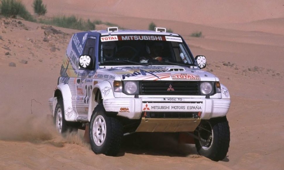 1999-ųjų Dakaro ralis buvo nenuspėjamas su atšauktais etapais, apiplėšimais ir audringa kova tarp lyderių. (Stop kadras)