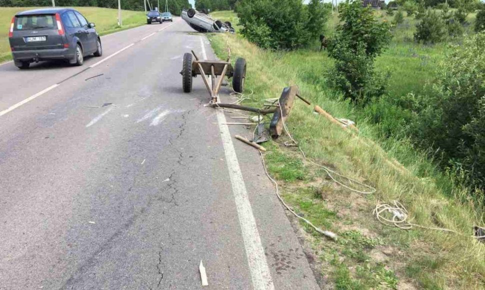 Vilniaus rajone automobilis trenkėsi į arklio traukiamą vežimą