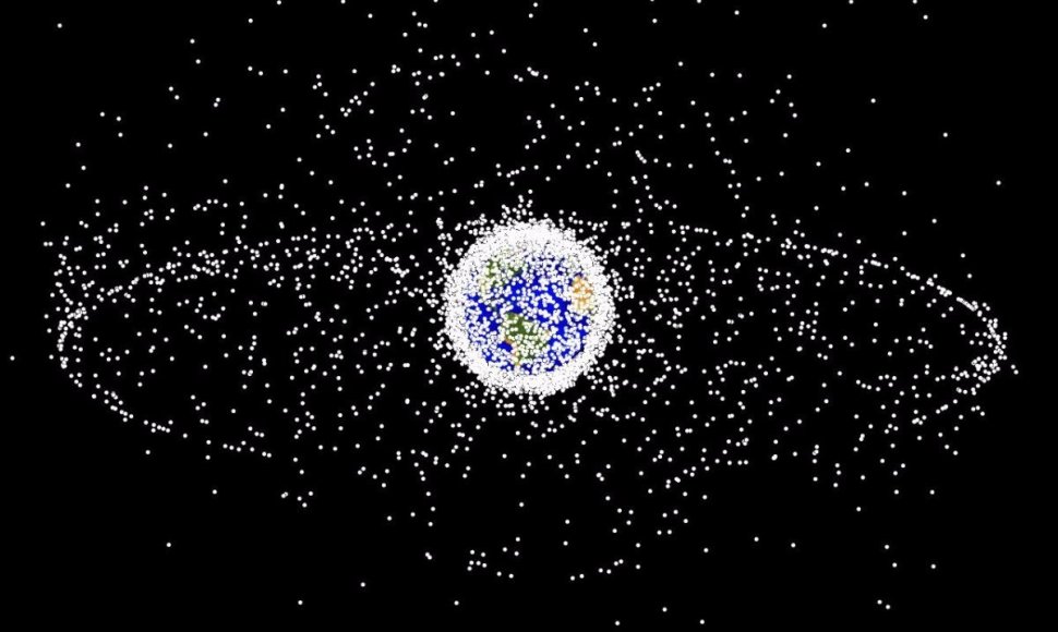 Kosmose yra tūkstančiai žmogaus paliktų šiukšlių - nuo palydovų iki erdvėlaivių.