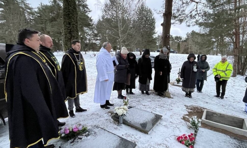 Vieni&scaron;ų asmenų laidotuvės Karveli&scaron;kių kapinėse