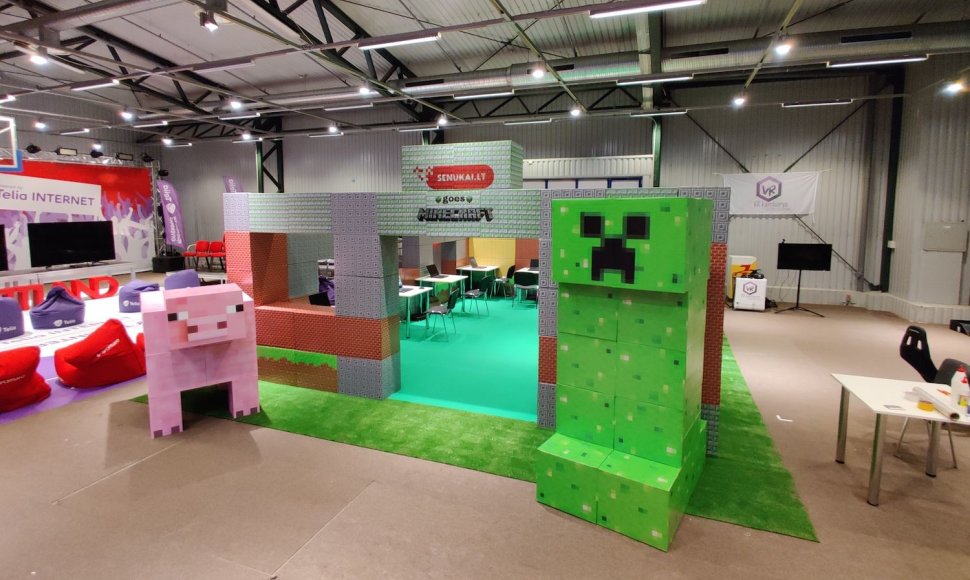 Iš dėžių pastatytas realaus dydžio „Minecraft“ namas