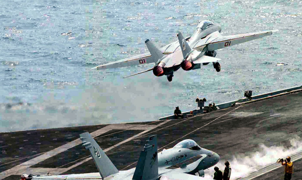 Į orą kylą naikintuvas F-14