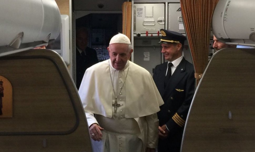 Popiežius Pranciškus lėktuve, skrendančiame į Lietuvą