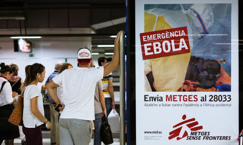 Barselonos oro uoste esantis plakatas, perspėjantis apie Ebolos viruso grėsmę