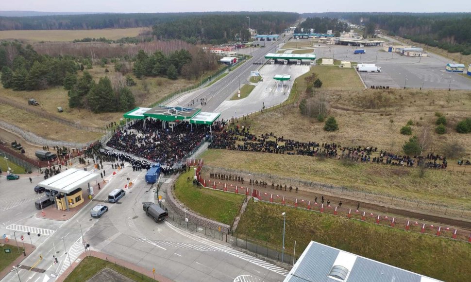 Migrantų iš Baltarusijos kolona pasiekė Lenkijos sieną