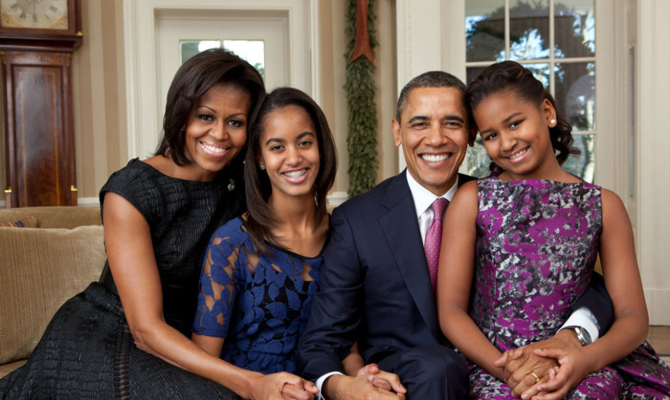 Barackas Obama su žmona Michelle Obama ir dukromis Malia, ir Sasha (dešinėje)