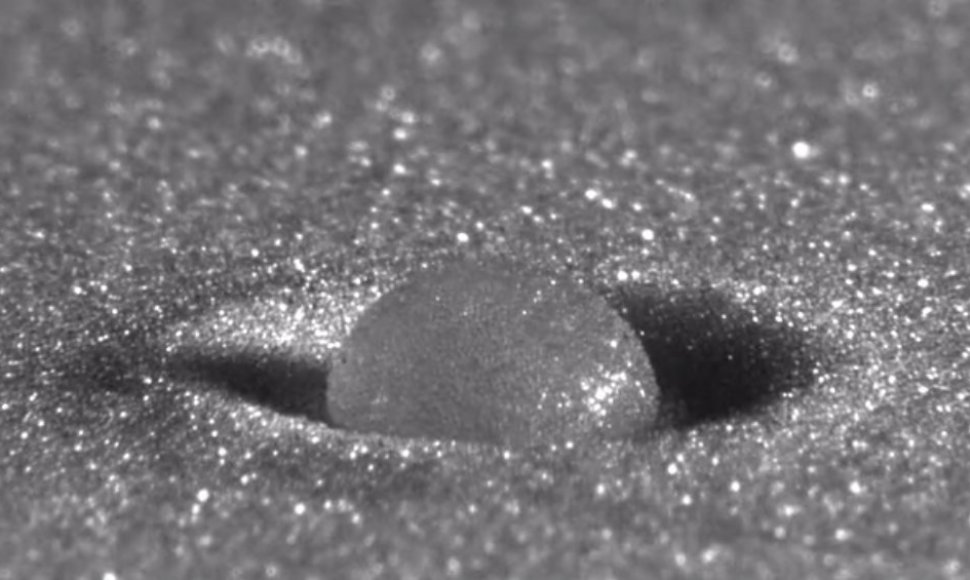 Vandens lašo kritimas į smėlį primena asteroido smūgį į Žemę