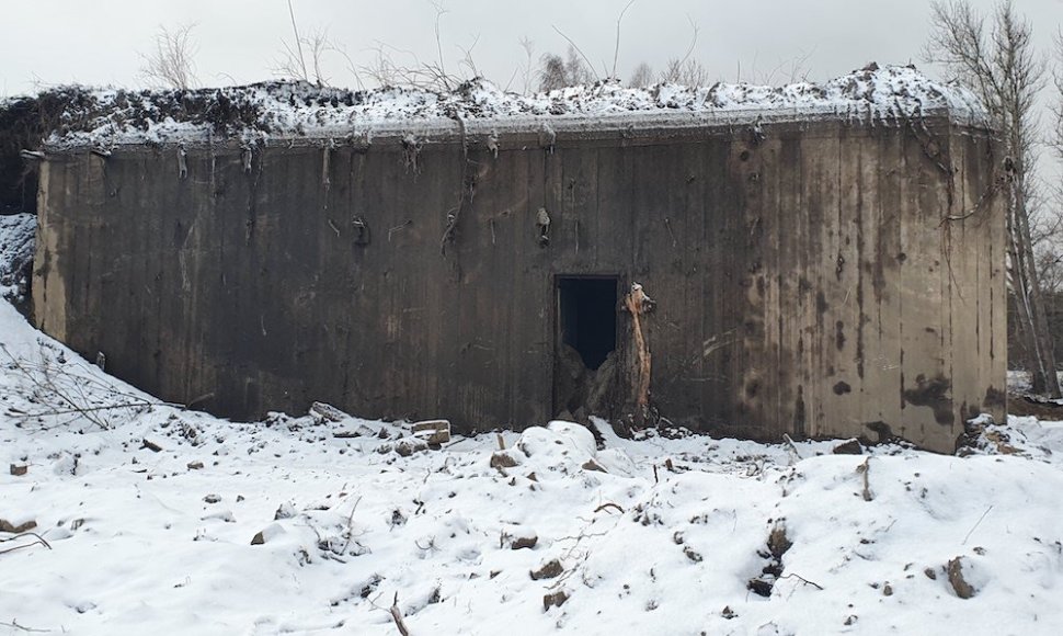 Tvarkant žemės sklypą netoli Palangos miesto civilinių kapinių statybininkai atkasė Antrojo pasaulinio karo bunkerį.