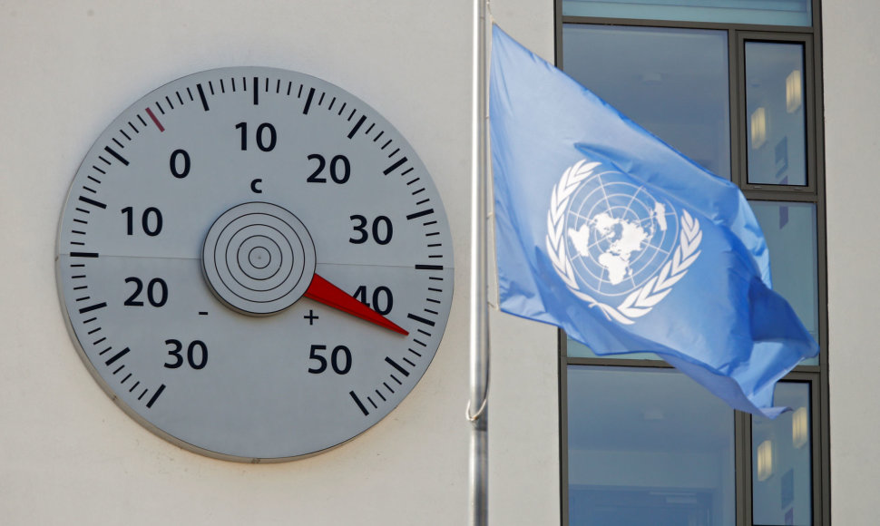 Ant Jungtinių Tautų pastato Bonoje pakabintas didžiulis termometras rodo neįprastai aukštą temperatūrą