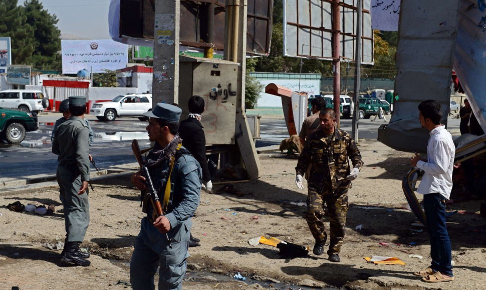 Afganistano saugumo darbuotojai sprogimo vietoje Kabule