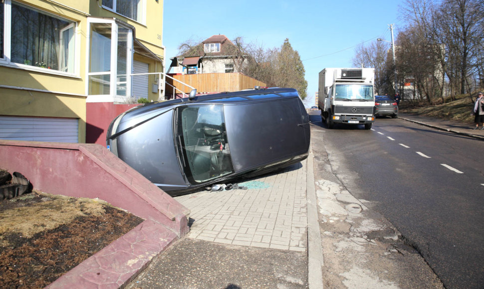 Kaune nuo kalniuko nuvažiavo ir apsivertė „Fiat“