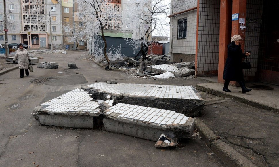 Donecke per apšaudymus artilerijos sviediniais apgadintas daugiabutis