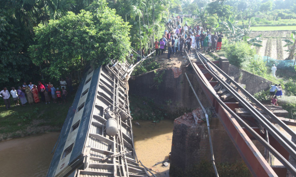 Bangladeše sugriuvo tiltas