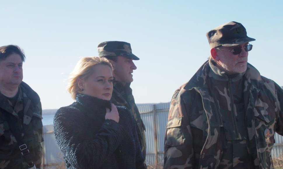 NŽT vadovė Daiva Gineikaitė kartu su VSAT pareigūnais vietoje įvertino lauko darbus, demarkuojant Lietuvos-Rusijos sieną.