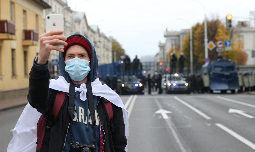 Baltarusių protestuotojas su apsaugine kauke