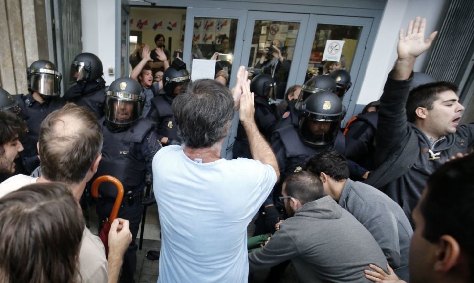 Riaušių policija neleidžia katalonams balsuoti. 