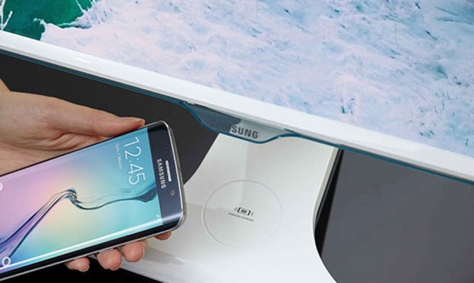 „Samsung“ monitorius, kuris telefonus leidžia įkrauti bevieliu būdu