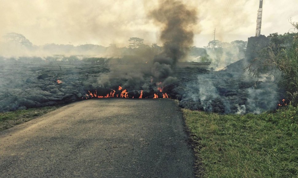 Kilauea ugnikalnio lava užklojo kelią