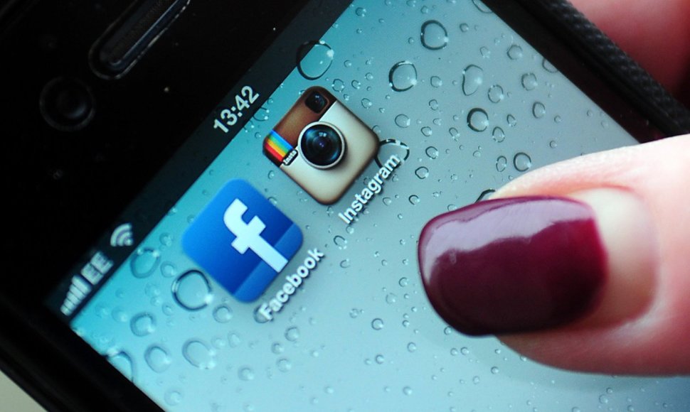 „Facebook“ ir „Instagram“ piktogramos telefono ekrane