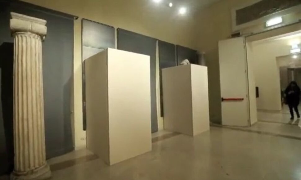 Uždengtos nuogų asmenų skulptūros Italijoje