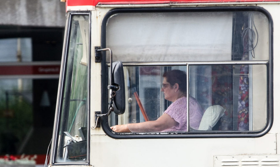 Anot valdininkų, troleibusų vairuotojai noriai persikvalifikuoja ir sės prie autobusų vairo.