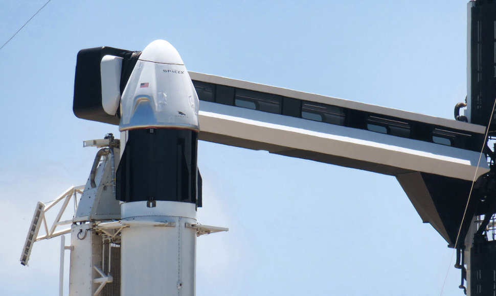 „SpaceX“ erdvėlaivis su „Crew Dragon“ kapsule pasirengęs startui