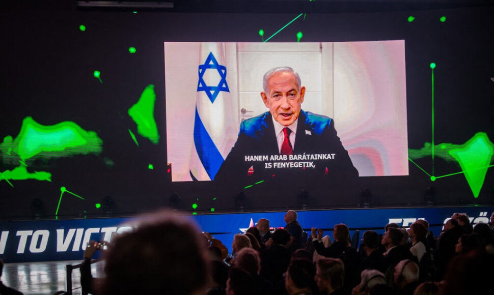 Benjamino Netanyahu kalba transliuojama ekrane / GERGELY BESENYEI / AFP
