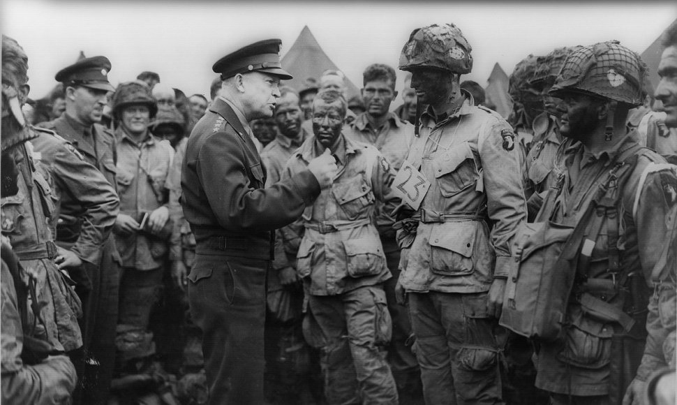 1944 metų birželio 4 diena. Tuometinis JAV prezidentas Dwightas Eisenhoweris kalbasis su desantininkais