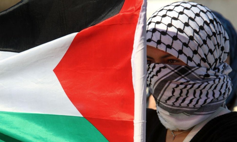 Palestinietė su vėliava.